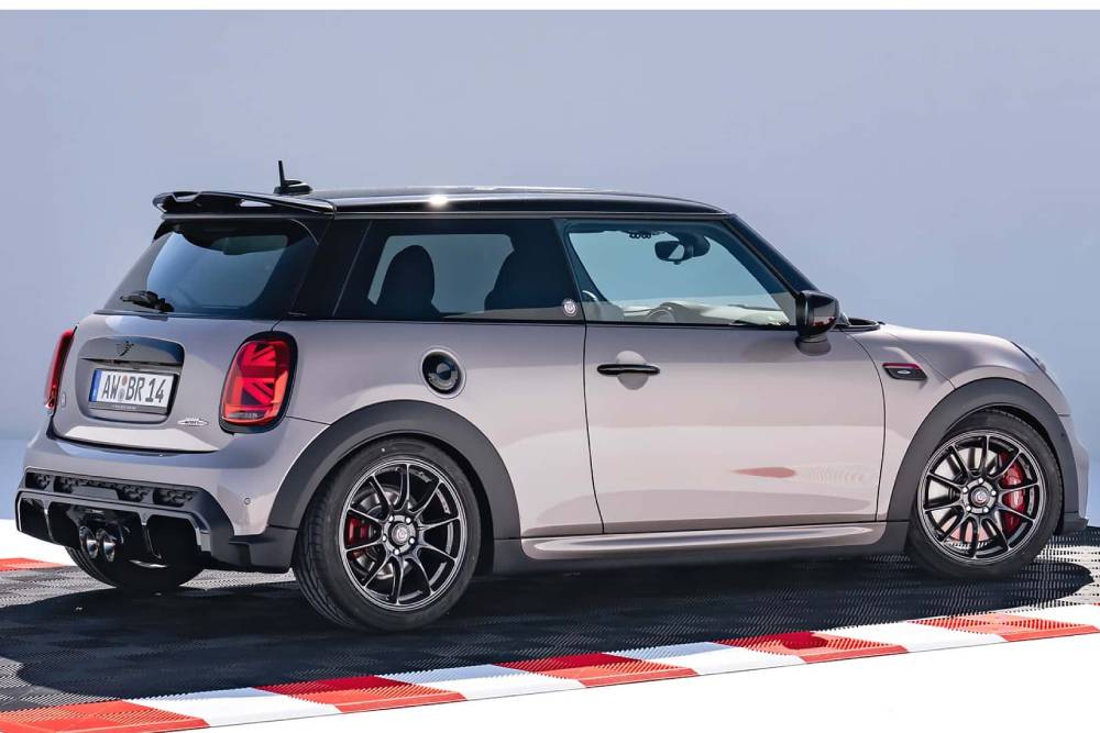 https://autogreeknews.gr/wp-content/uploads/2023/08/mini-john-cooper-works-2023-bulldog-racing-edition-2.jpg