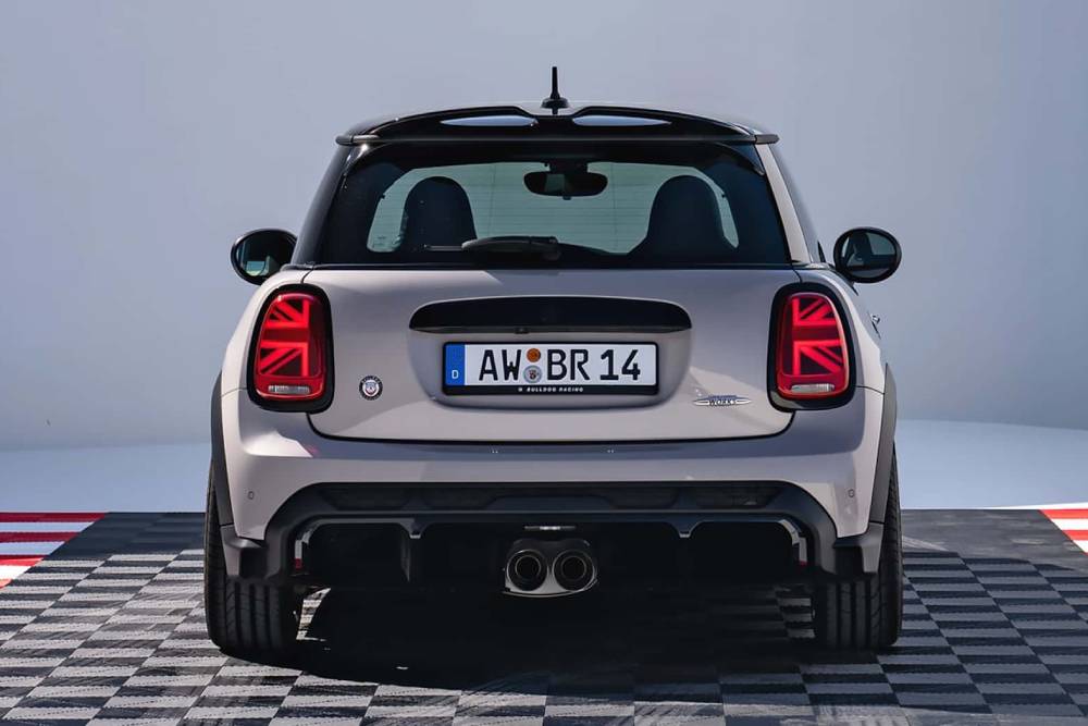 https://autogreeknews.gr/wp-content/uploads/2023/08/mini-john-cooper-works-2023-bulldog-racing-edition-4.jpg
