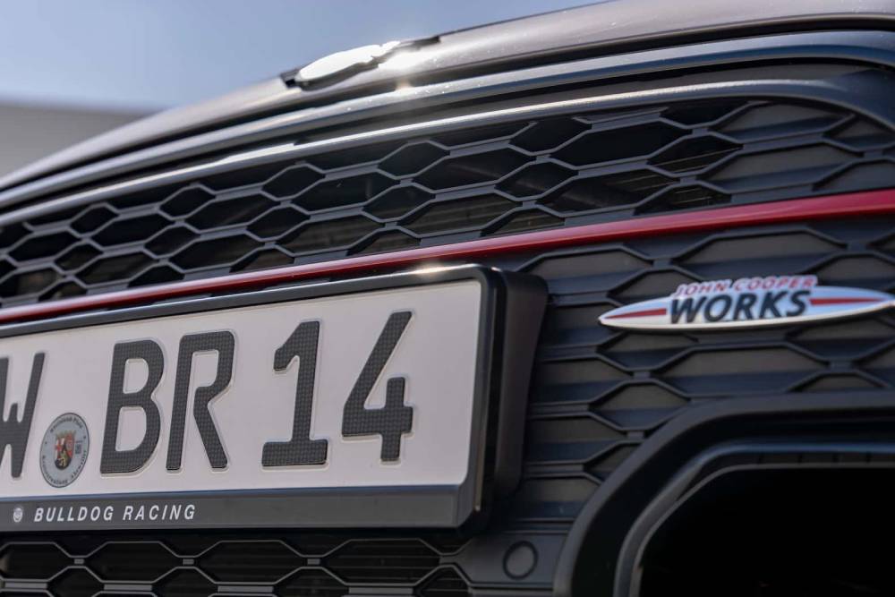 https://autogreeknews.gr/wp-content/uploads/2023/08/mini-john-cooper-works-2023-bulldog-racing-edition-9.jpg