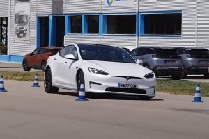tesla model s plaid moose test
