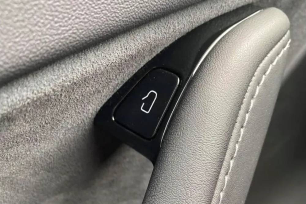 https://autogreeknews.gr/wp-content/uploads/2023/08/tesla-model-y-open-door.jpg