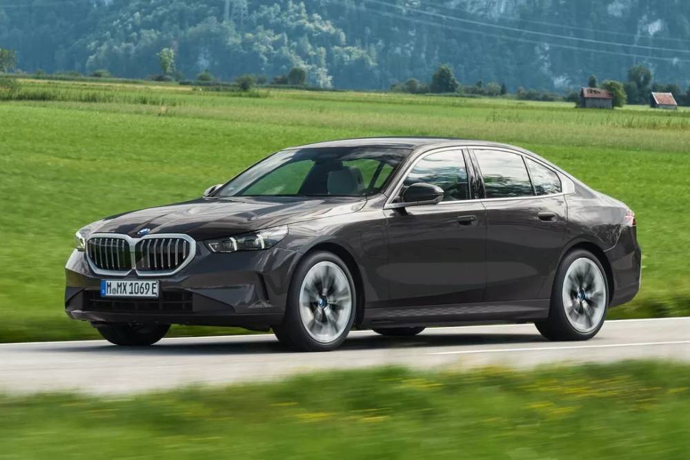 https://autogreeknews.gr/wp-content/uploads/2023/09/2024-BMW-5-Series-PHEV-926-1.jpg