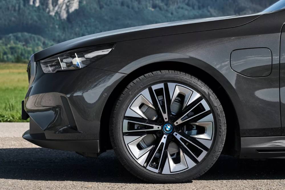 https://autogreeknews.gr/wp-content/uploads/2023/09/2024-BMW-5-Series-PHEV-926-29.jpg