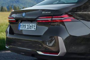 2024-BMW-5-Series-PHEV-926-30