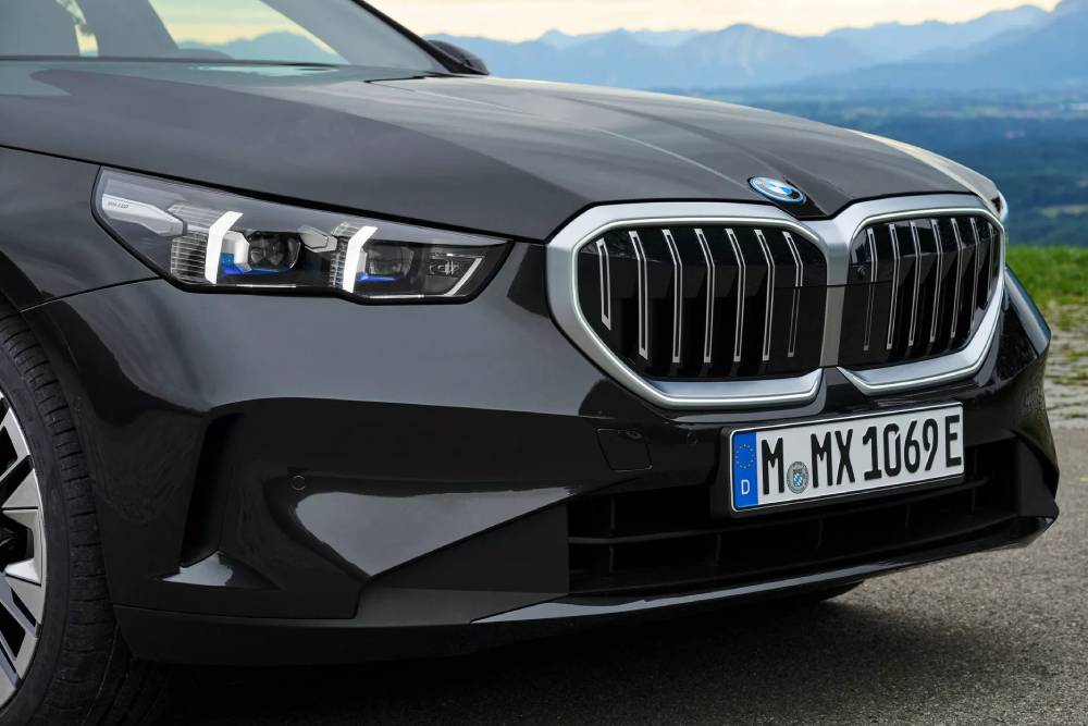 https://autogreeknews.gr/wp-content/uploads/2023/09/2024-BMW-5-Series-PHEV-926-33.jpg