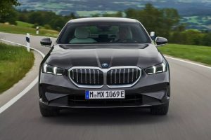 2024-BMW-5-Series-PHEV-926-6