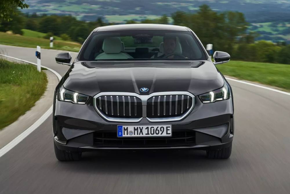 https://autogreeknews.gr/wp-content/uploads/2023/09/2024-BMW-5-Series-PHEV-926-6.jpg