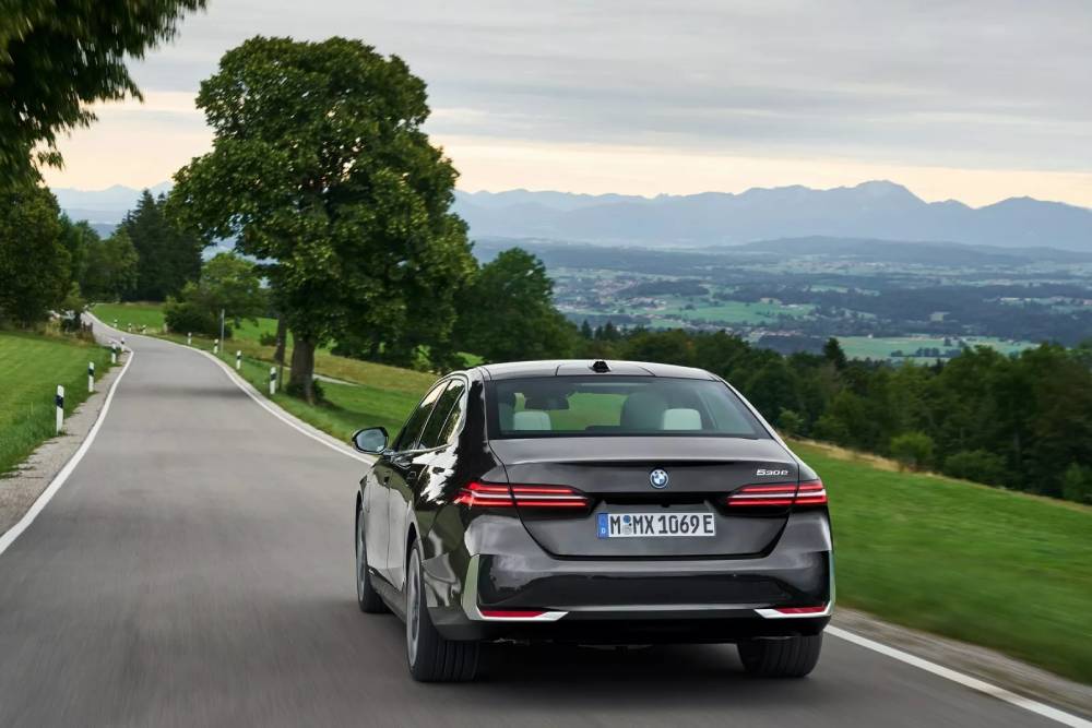 https://autogreeknews.gr/wp-content/uploads/2023/09/2024-BMW-5-Series-PHEV-926-9.jpg