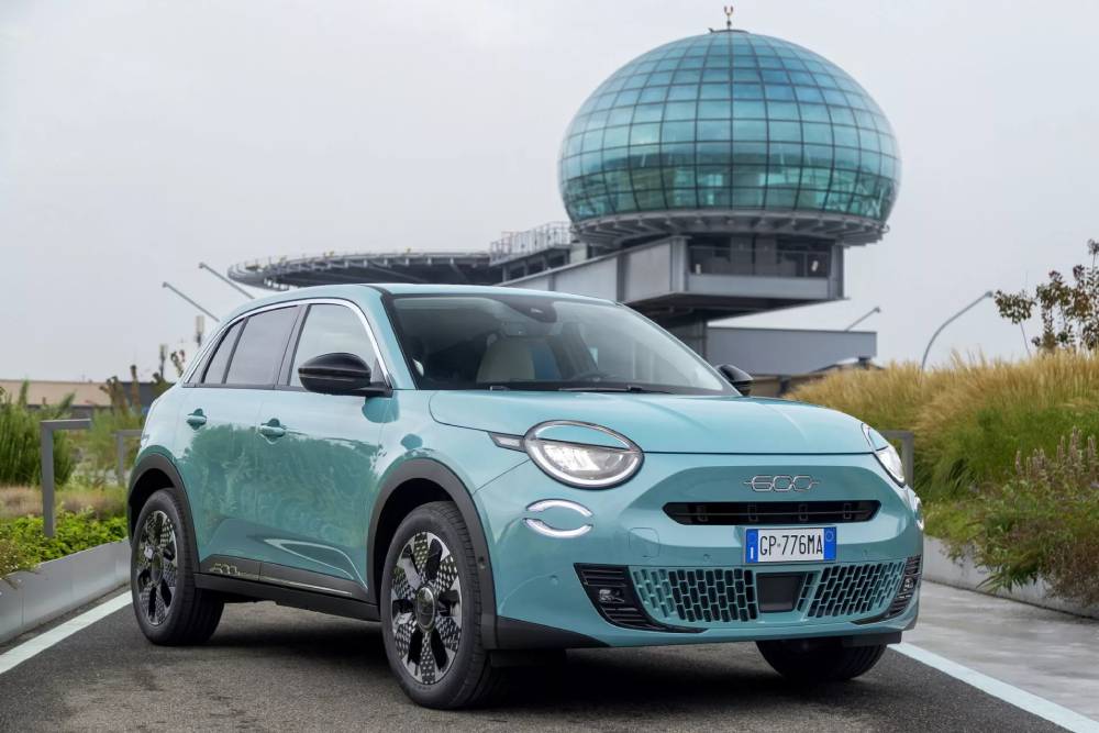https://autogreeknews.gr/wp-content/uploads/2023/09/2024-Fiat-600-Hybrid-2-2048x1366-1.jpg