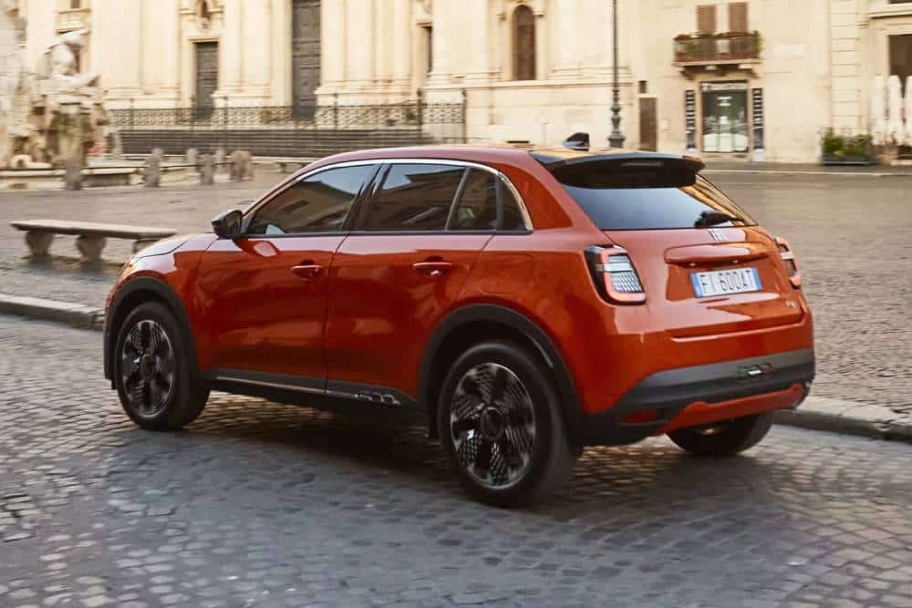 https://autogreeknews.gr/wp-content/uploads/2023/09/2024-Fiat-600e-4-2048x1366-1.jpg