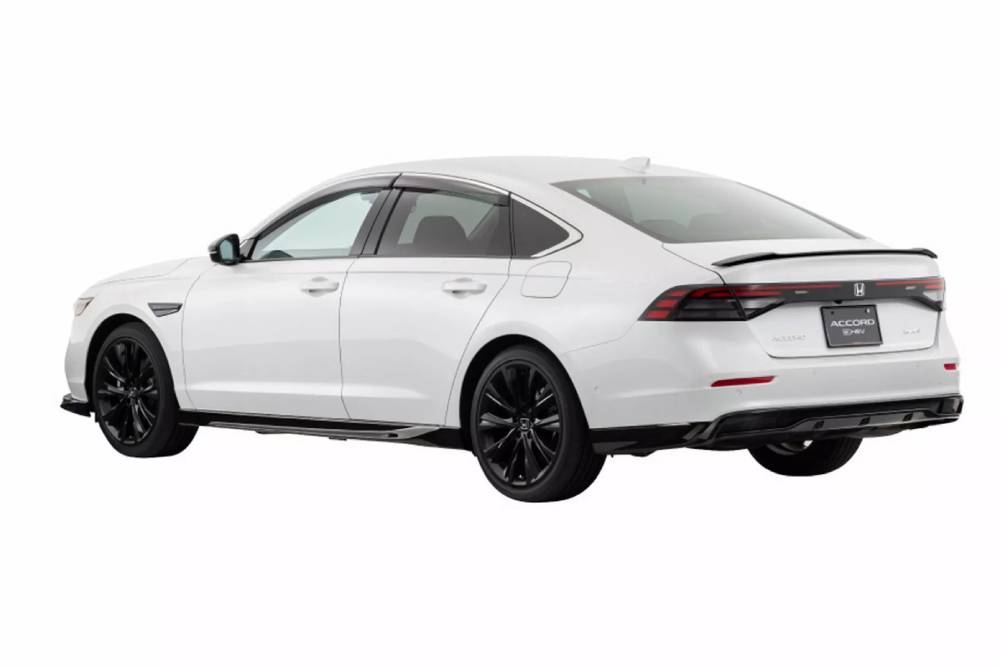 https://autogreeknews.gr/wp-content/uploads/2023/09/2024-Honda-Accord-Sportsline-Japan-2-2048x1366-1.jpg