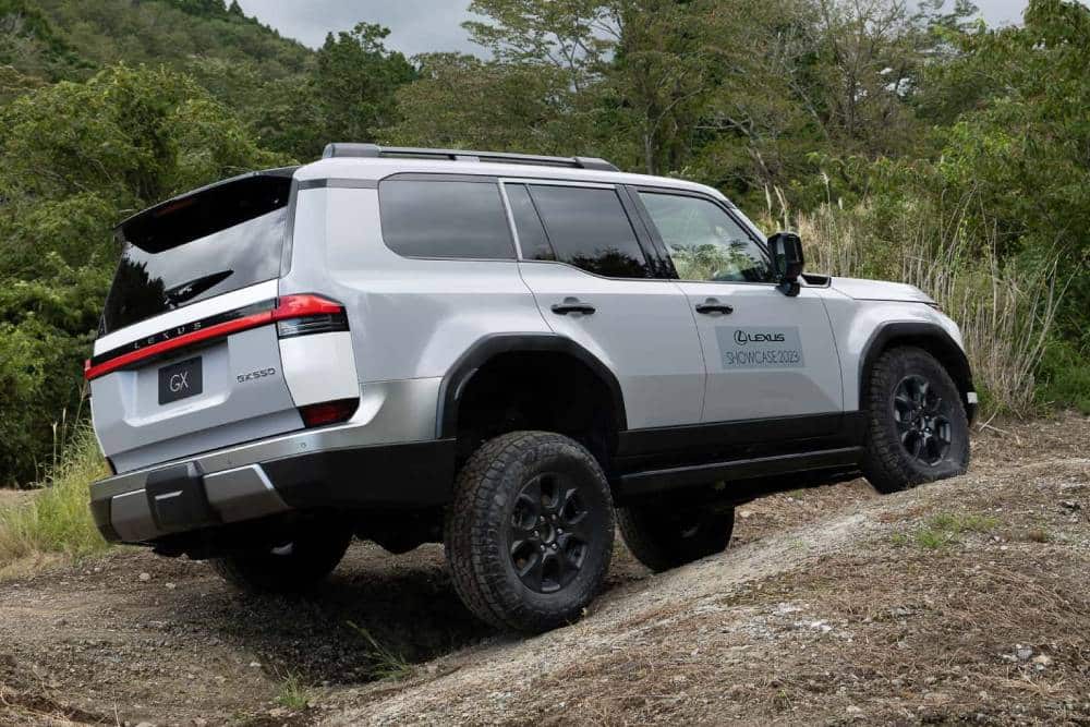 https://autogreeknews.gr/wp-content/uploads/2023/09/2024-lexus-gx-550-prototype-rear-quarter.jpg