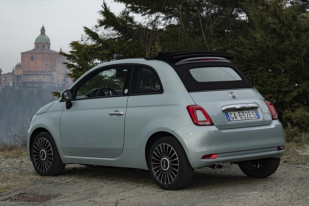 https://autogreeknews.gr/wp-content/uploads/2023/09/Fiat-500-Hybrid-rear.jpg