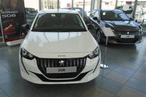 Peugeot-208-etoimoparadota-(8)