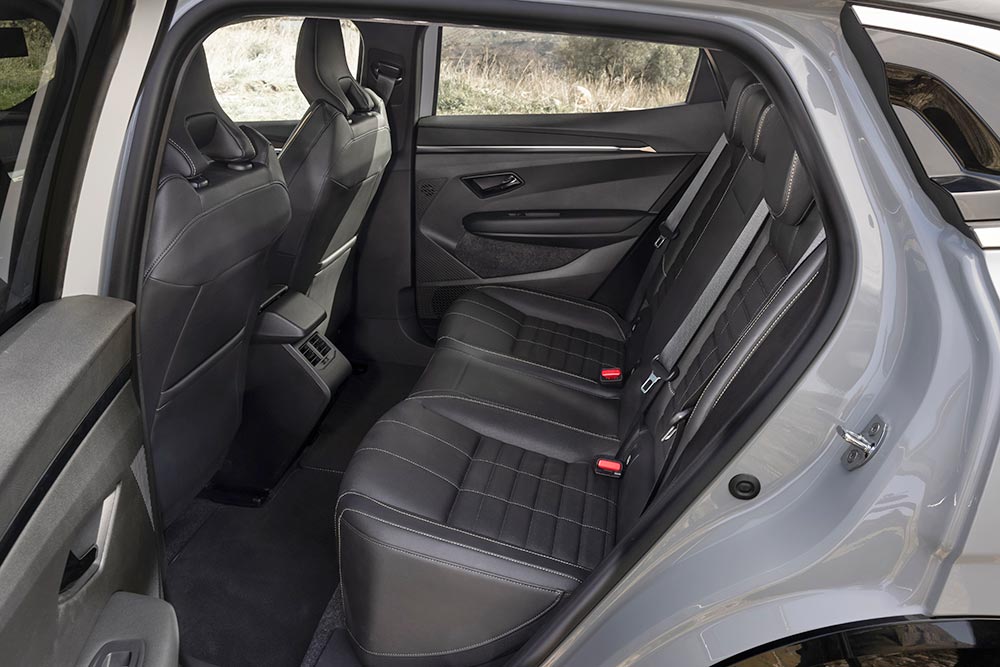 https://autogreeknews.gr/wp-content/uploads/2023/09/Renault-Megane-E-Tech-rear-seat.jpg