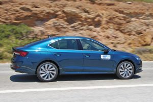 Skoda-Octavia-grand-coupe-kinisi