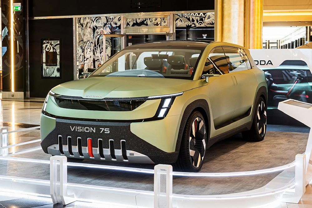 https://autogreeknews.gr/wp-content/uploads/2023/09/Skoda-Vision-7S-Golden-Hall-1.jpg