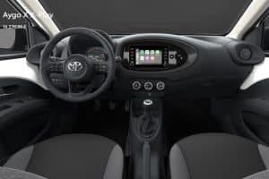 Toyota-Aygo-X-X-Play-esoteriko