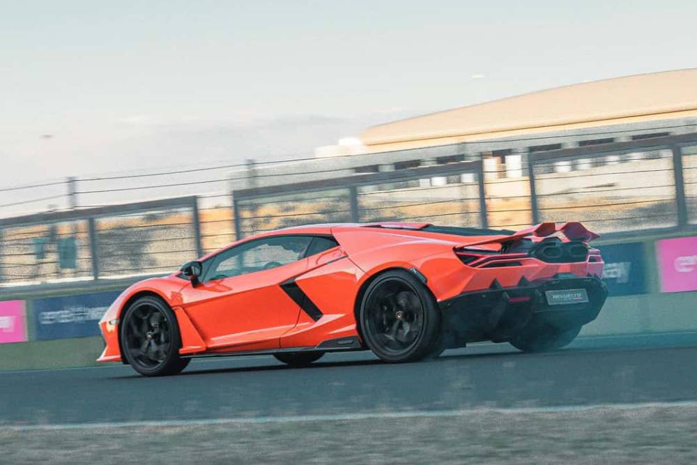 https://autogreeknews.gr/wp-content/uploads/2023/09/lamborghini-revuelto-track-test-at-vallelunga.jpg