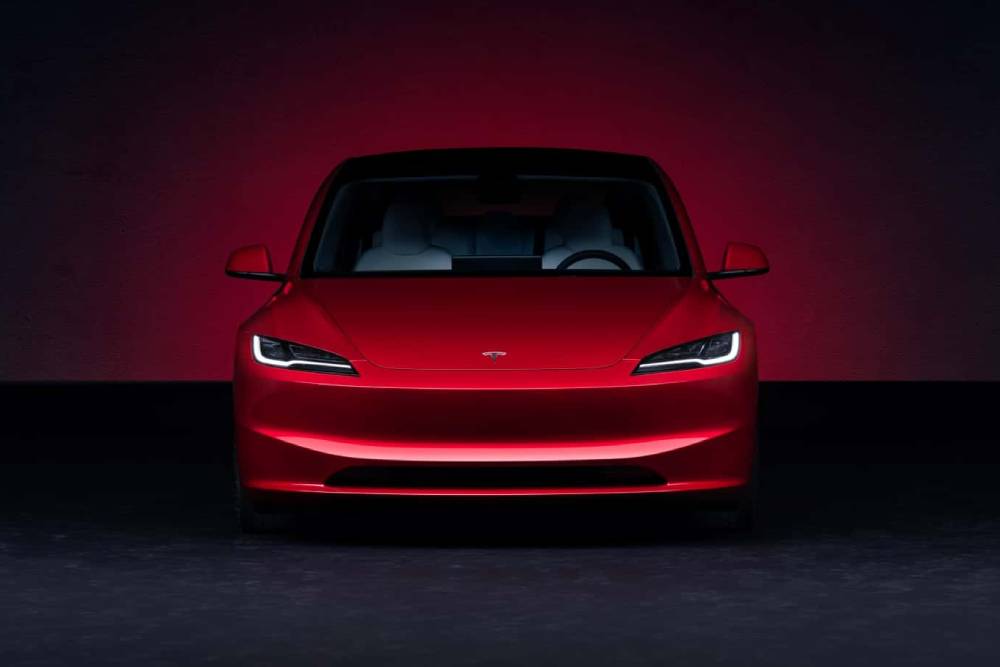 https://autogreeknews.gr/wp-content/uploads/2023/09/updated-tesla-model-3-front-head-on.jpg