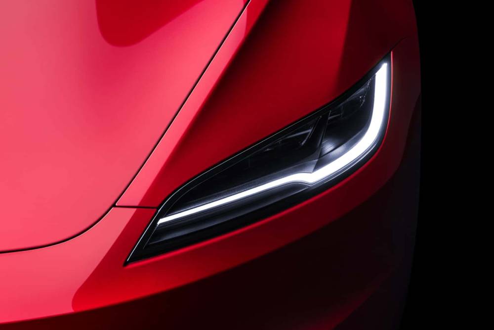 https://autogreeknews.gr/wp-content/uploads/2023/09/updated-tesla-model-3-headlamps.jpg