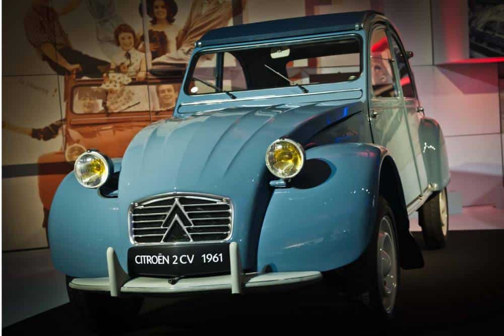 https://autogreeknews.gr/wp-content/uploads/2023/10/2-CV-Mondial-de-Paris-stand-Citroen-Heritage-1.jpg