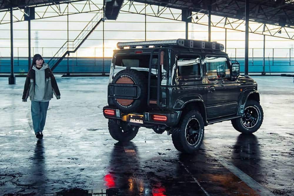 https://autogreeknews.gr/wp-content/uploads/2023/10/2023-Suzuki-Jimny-DAMD-Aventura-Kit-9-2048x1365-1.jpg