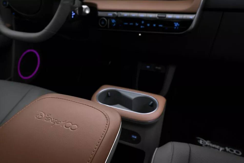 https://autogreeknews.gr/wp-content/uploads/2023/10/2024-Hyundai-Ioniq-5-Disney100-Platinum-Edition-10-3.jpg