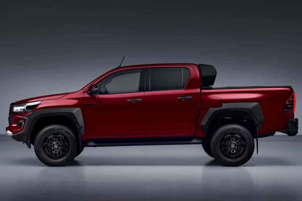 https://autogreeknews.gr/wp-content/uploads/2023/10/2024-toyota-hilux-gr-sport-ii-uk-2.jpg