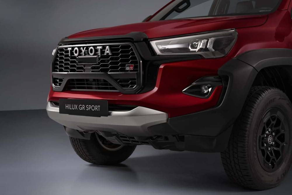 https://autogreeknews.gr/wp-content/uploads/2023/10/2024-toyota-hilux-gr-sport-ii-uk-4.jpg
