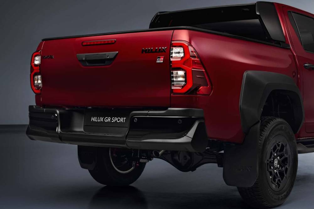 https://autogreeknews.gr/wp-content/uploads/2023/10/2024-toyota-hilux-gr-sport-ii-uk-9.jpg