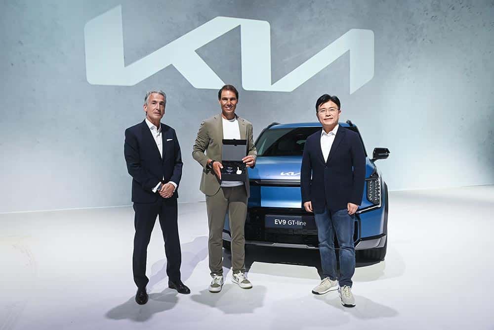 https://autogreeknews.gr/wp-content/uploads/2023/10/Kia-EV9-Rafael-Nadal-2.jpg