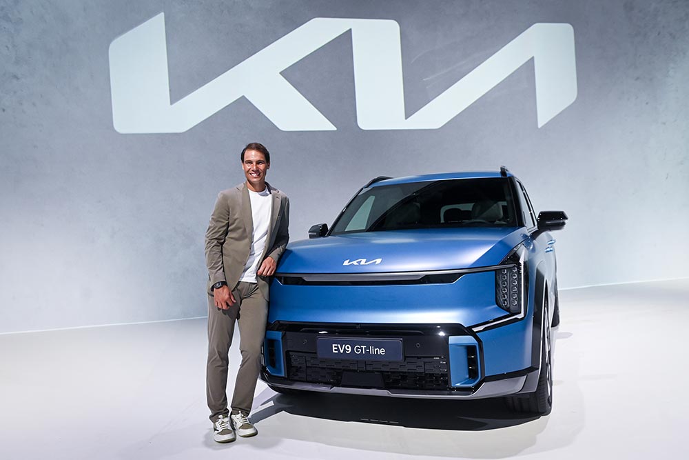 https://autogreeknews.gr/wp-content/uploads/2023/10/Kia-EV9-Rafael-Nadal-3.jpg