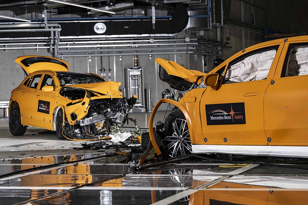 https://autogreeknews.gr/wp-content/uploads/2023/10/Mercedes-crash-test-electric-cars-2.jpg