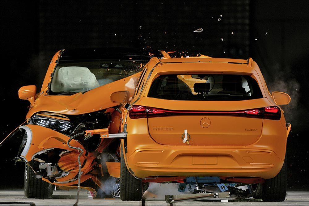 https://autogreeknews.gr/wp-content/uploads/2023/10/Mercedes-crash-test-electric-cars-6.jpg