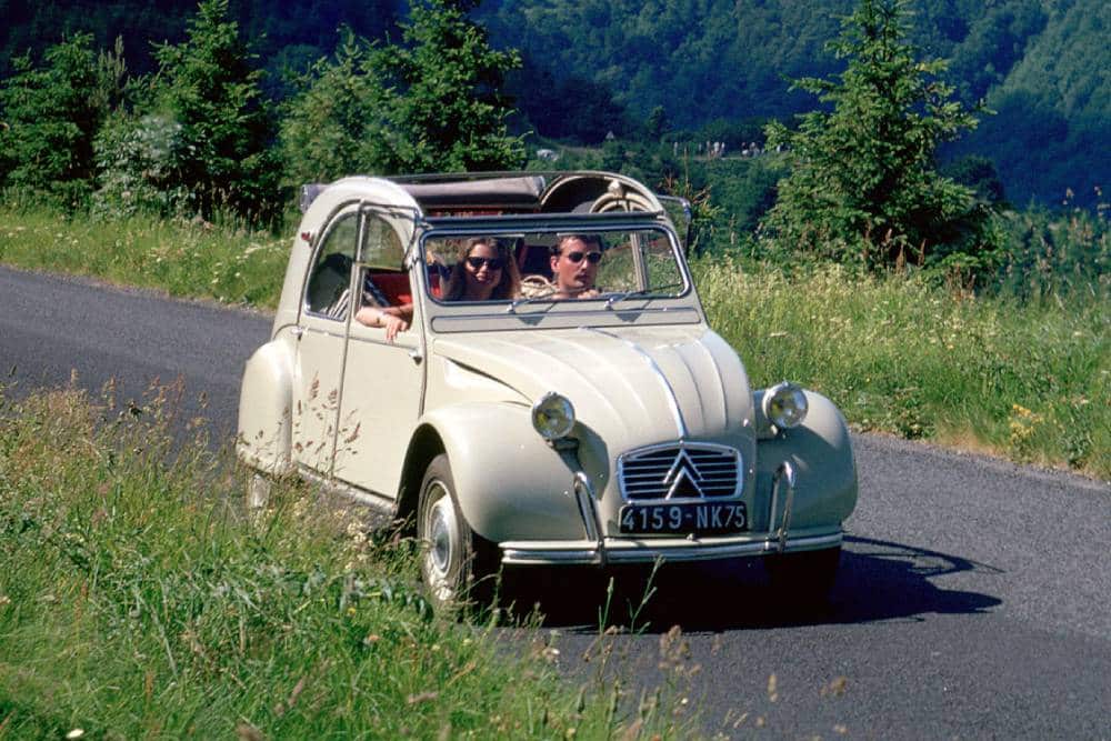https://autogreeknews.gr/wp-content/uploads/2023/10/citroen_2cv_azam-1.jpg