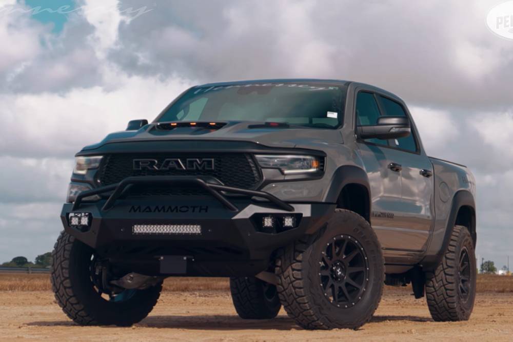 https://autogreeknews.gr/wp-content/uploads/2023/10/ram-trx-lunar-edition-roars-and-whines-on-and-off-7.jpg