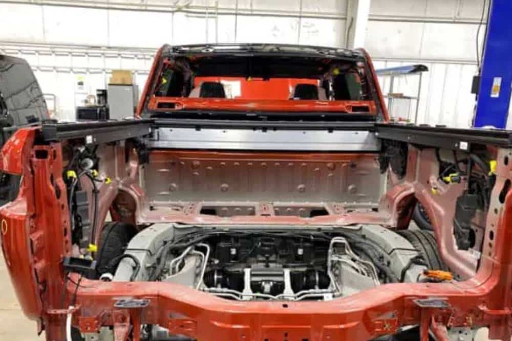 https://autogreeknews.gr/wp-content/uploads/2023/10/rivian-r1t-dent-repair-03.jpg