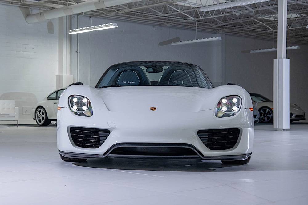 https://autogreeknews.gr/wp-content/uploads/2023/10/someone-is-selling-56-white-porsche-cars-in-one-go-10.jpg