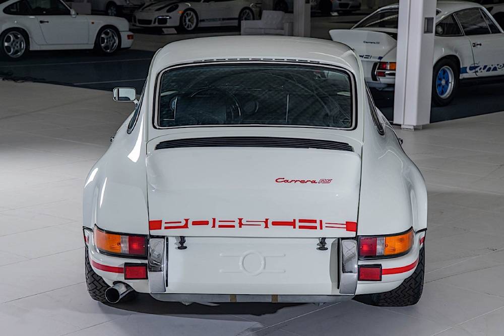 https://autogreeknews.gr/wp-content/uploads/2023/10/someone-is-selling-56-white-porsche-cars-in-one-go-14.jpg