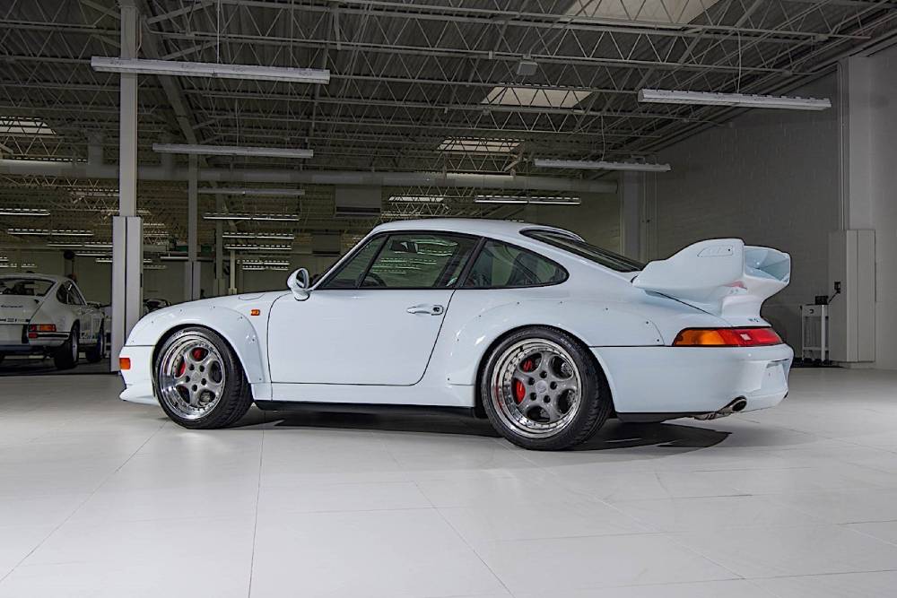https://autogreeknews.gr/wp-content/uploads/2023/10/someone-is-selling-56-white-porsche-cars-in-one-go-5.jpg