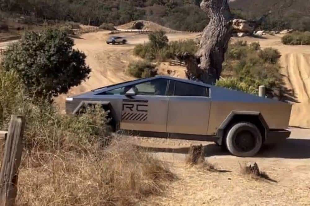 https://autogreeknews.gr/wp-content/uploads/2023/10/tesla-cybertruck-off-road.jpg