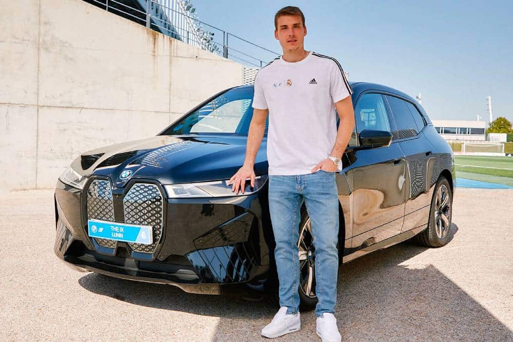 https://autogreeknews.gr/wp-content/uploads/2023/10/the-real-madrid-players-got-their-brand-new-bmws-h-4.jpg