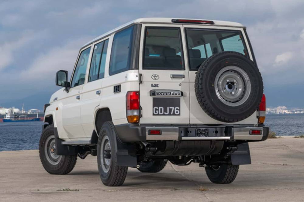 https://autogreeknews.gr/wp-content/uploads/2023/10/toyota-land-cruiser-70-series-humanitarian-efforts-2.jpg