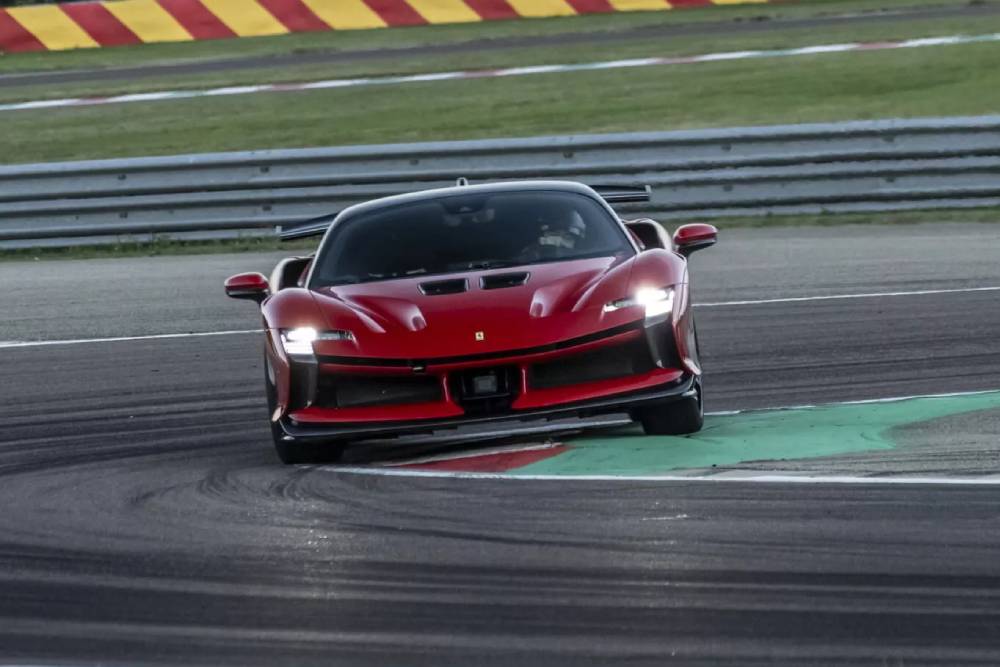 https://autogreeknews.gr/wp-content/uploads/2023/11/2023-Ferrari-SF90-XX-Stradale-Fiorano-Lap-Record-a-3.jpg