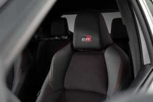 2023-yaris-cross-grs-int-001