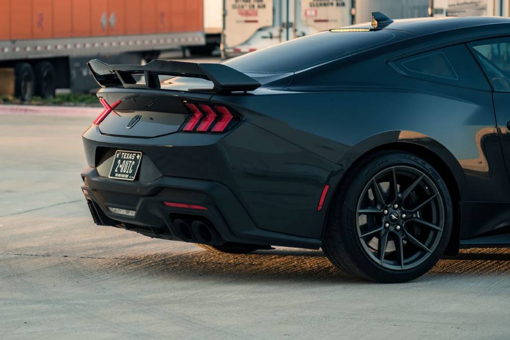 https://autogreeknews.gr/wp-content/uploads/2023/11/2024_ford_dark-horse-mustang_EfLzxjmN-21197-scaled-1.jpg