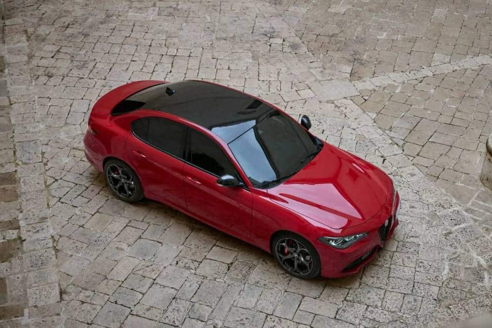 https://autogreeknews.gr/wp-content/uploads/2023/11/Alfa-Romeo-Giulia-Tributo-Italiano-3-2048x1366-1.jpg
