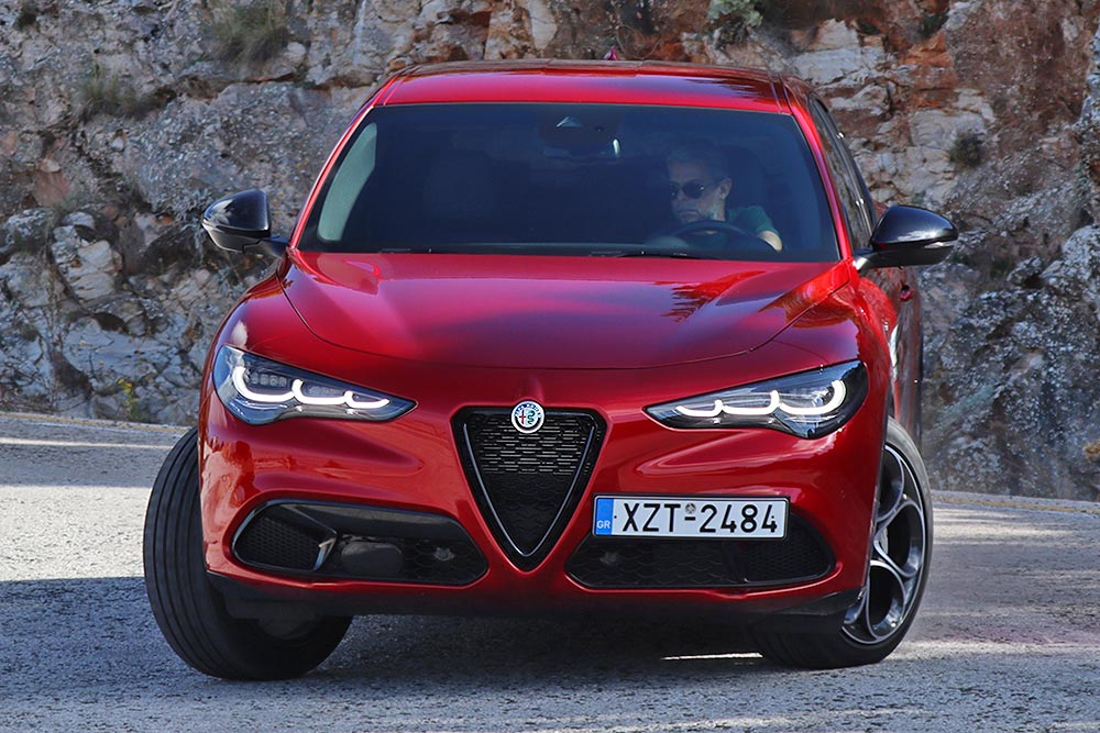 https://autogreeknews.gr/wp-content/uploads/2023/11/Alfa-Romeo-Stelvio-2.jpg