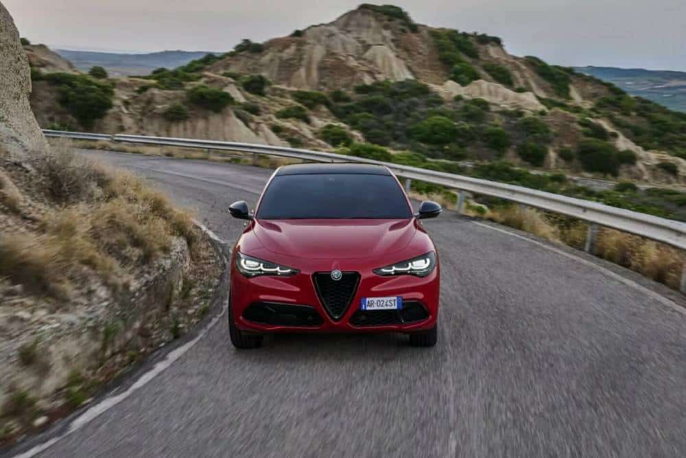 https://autogreeknews.gr/wp-content/uploads/2023/11/Alfa-Romeo-Stelvio-Tributo-Italiano-2-2048x1366-1.jpg